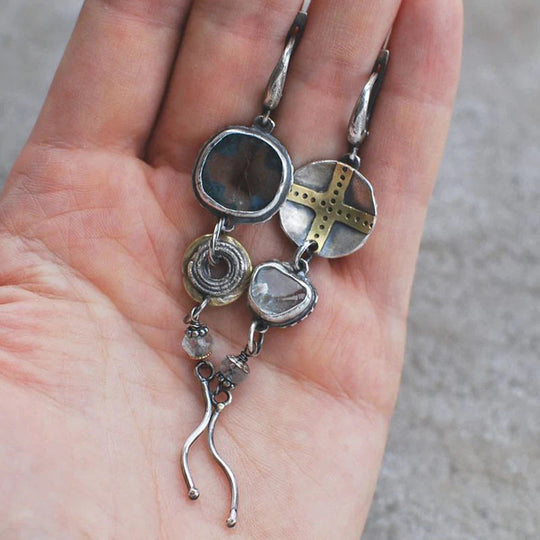 Kolczyki z niebieskimi kamieniami w kształcie krzyża