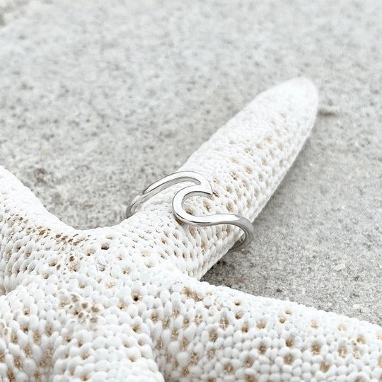 Srebrny pierścień z falą morska