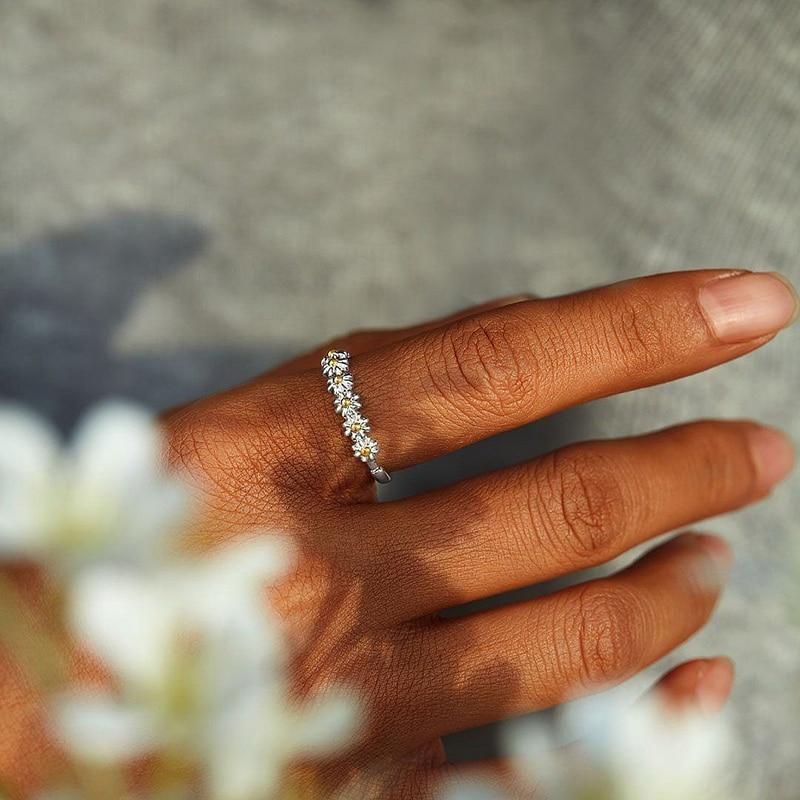 Verstellbarer Silberschmuck mit handbemalter Emaille-Gänseblümchen-Ring