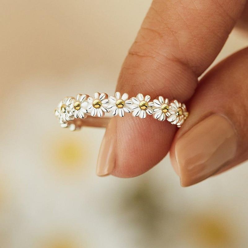 Verstellbarer Silberschmuck mit handbemalter Emaille-Gänseblümchen-Ring