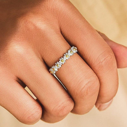 Verstellbarer Silberschmuck mit handbemalter Emaille-Gänseblümchen-Ring