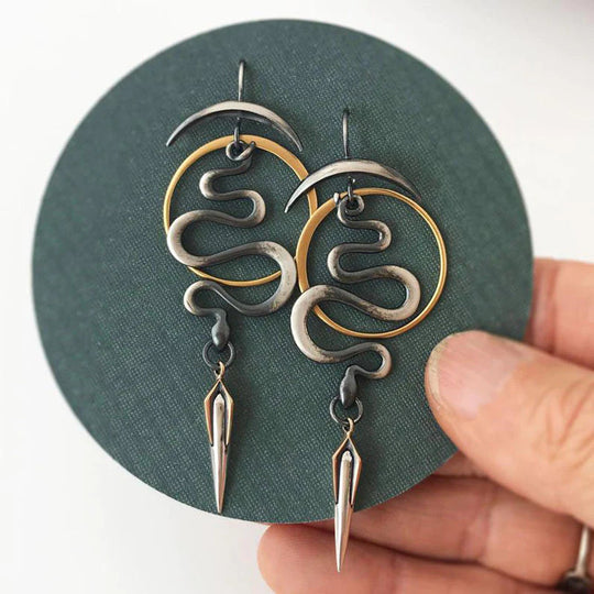Unregelmäßige geometrische Spiralösen aus Serpentin