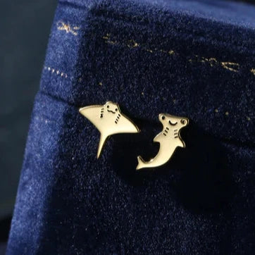 Niepasujące kolczyki sztyfty z kawaii rekinem młotem i płaszczką