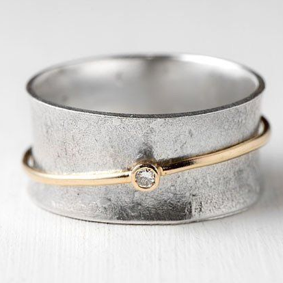 Wiejska złota linia na srebrnym pierścionku z cyrkoniami