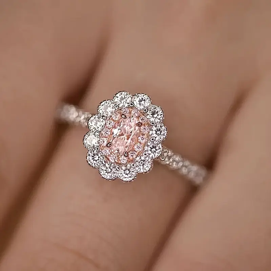 Elegancki różowy pierścień z zaokrąglonymi cyrkoniami