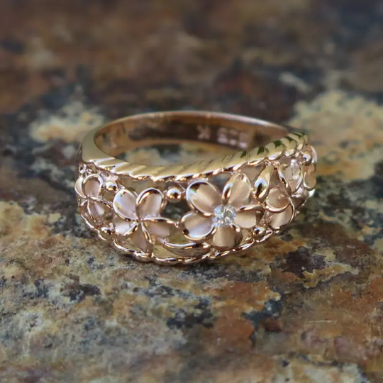 Pierścień z kwiatowym wzorem