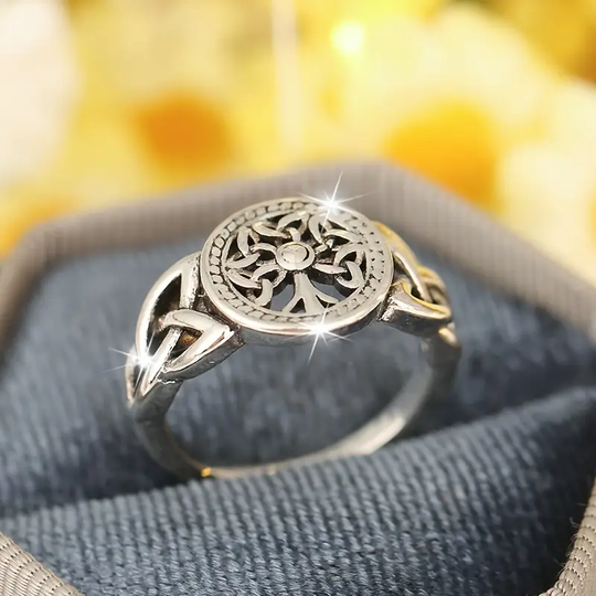 Jasny obrotowy pierścień