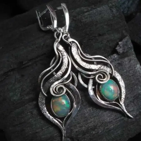 Srebrne kolczyki z niebieskim opalem