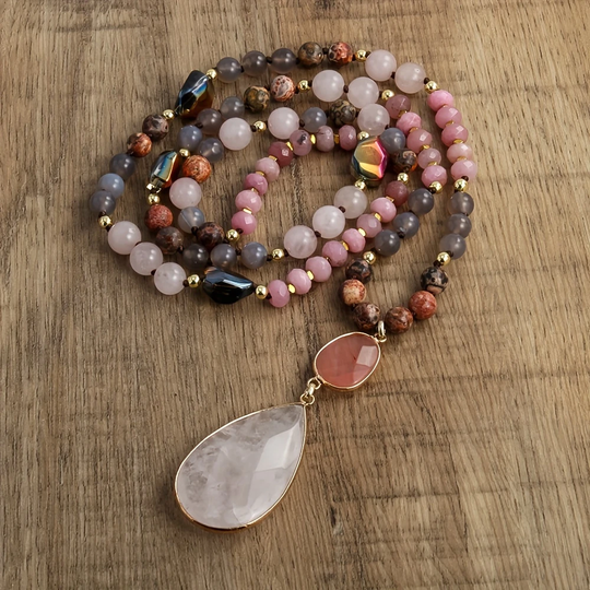 Kolorowy naszyjnik z białym kamieniem