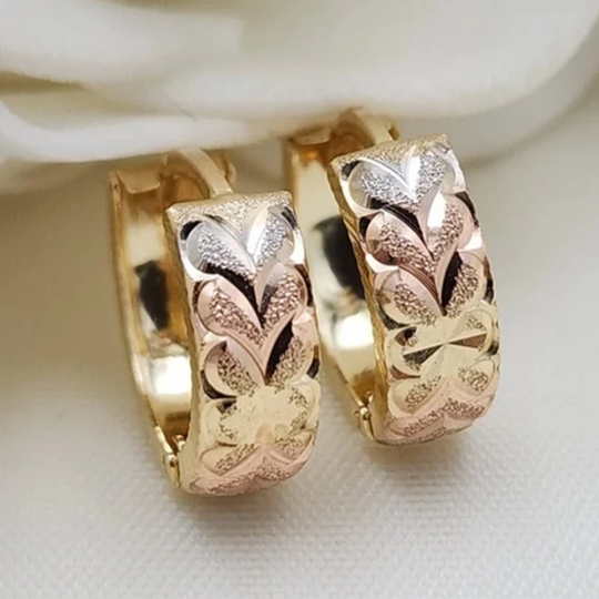 Kolorowe złote kolczyki koła w kształcie serca