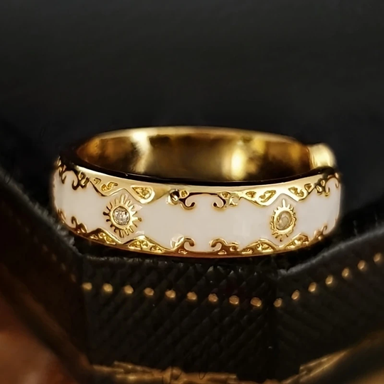 Pierścień z białego złota