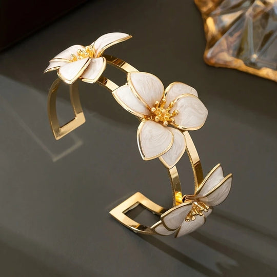 Otwarta Biała Bransoletka z Kwiatem