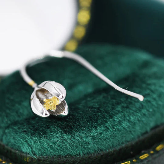 Srebrne kolczyki z kwiatem śniegowych krokusów