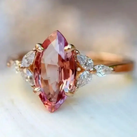 Owalny złoty pierścionek z pomarańczowym cyrkonią