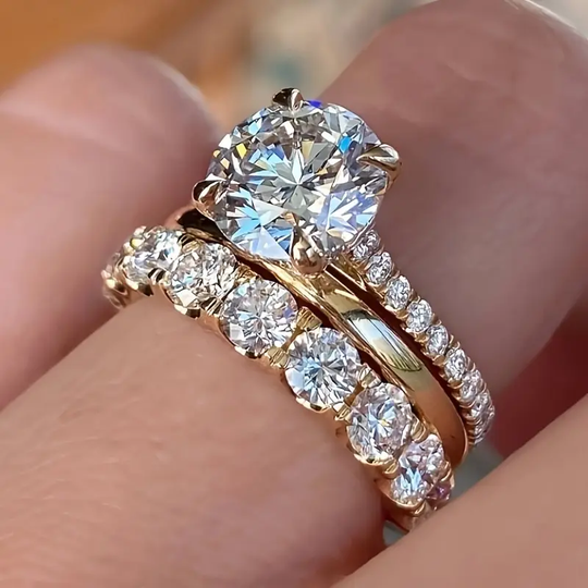 Zestaw jasnych złotych pierścieni