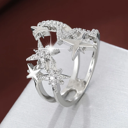 Srebrny pierścień z błyszczącą gwiazdą