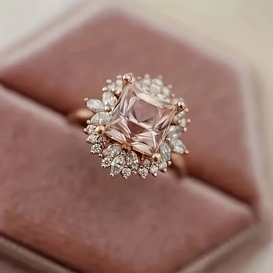 Różowe szklane błyszczące pierścień