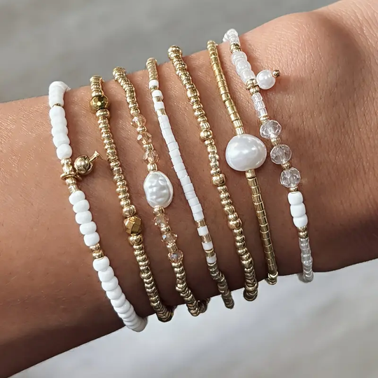Zestaw bransoletek z białych kamieni