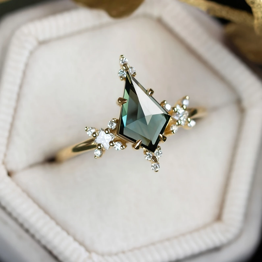 Zielony Kryształowy Pierścień z Błyszczącym Wodospadem